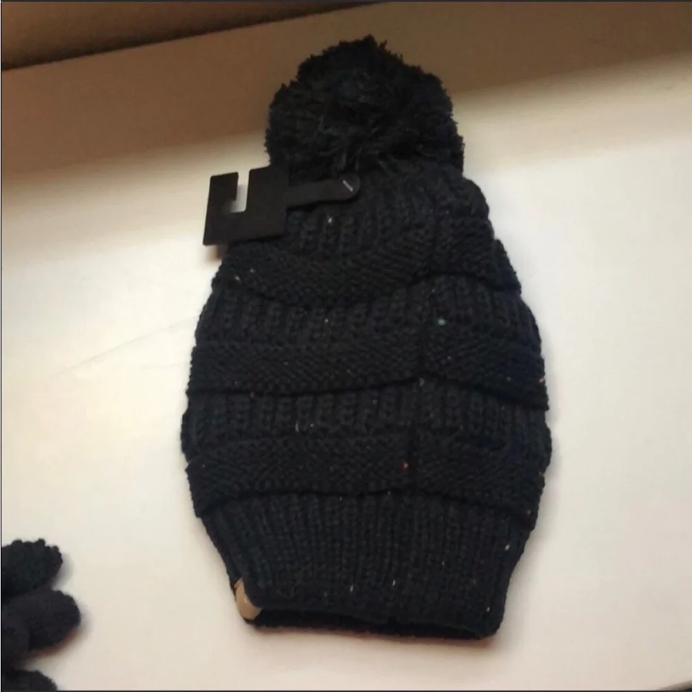 New Sonoma Set Of Black Beanie Hat and Black Fleece Lined Gloves - Picture 3 of 8